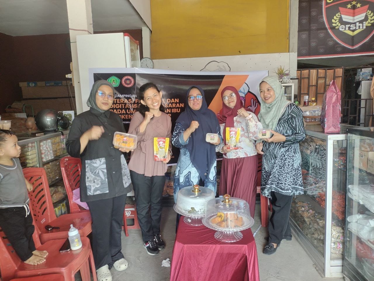 FEB UNISAN Sidrap Bersama UMB Palopo Dorong UMKM Cemilan Ibu Engkeng Siap Naik Kelas