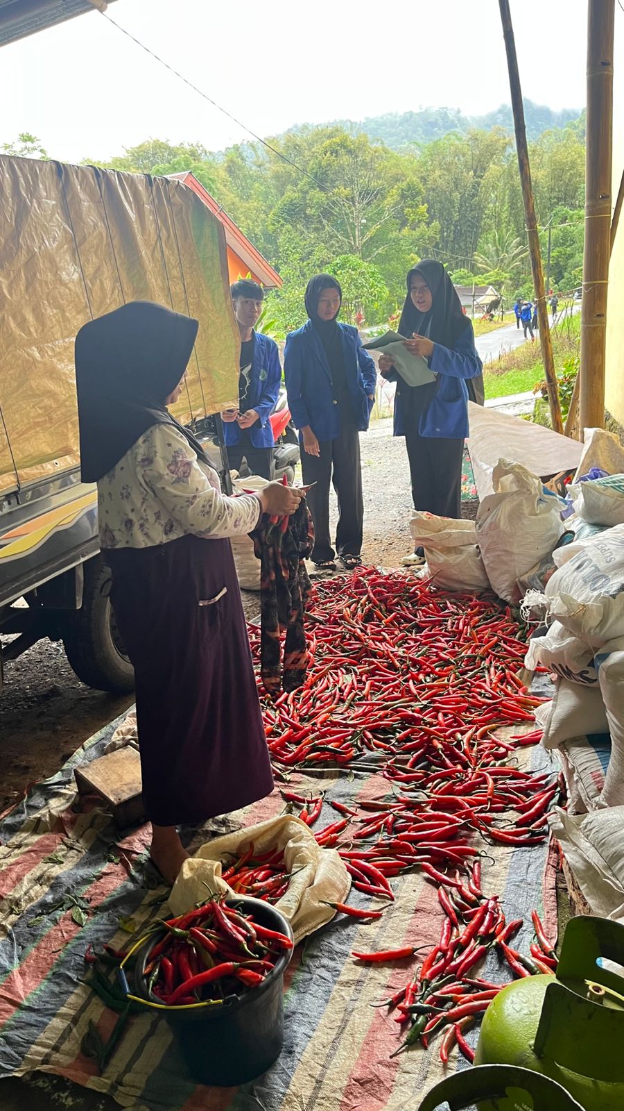Dosen dan Mahasiswa Pertanian Unisan Sidrap Lakukan Studi Lapang di Desa Manimbahoi Parigi